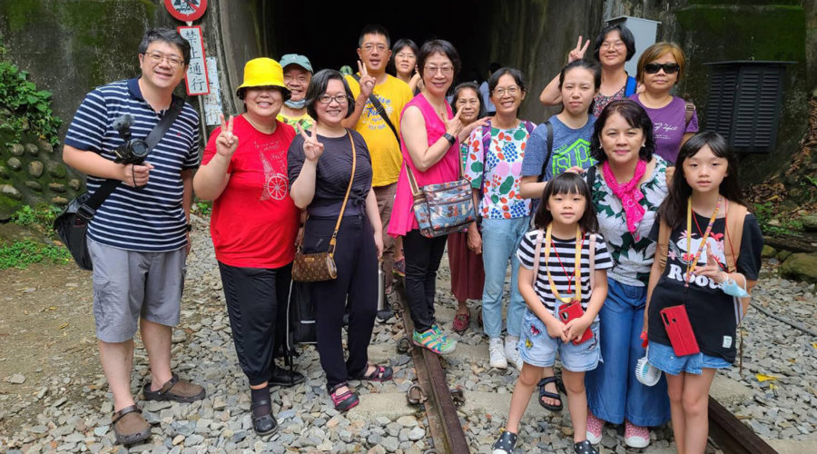 大手牽小手，相愛一起走